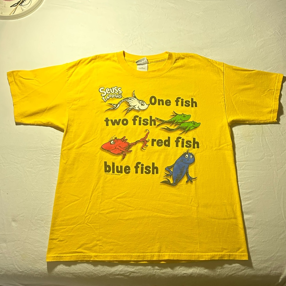 Vintage y2k universal dr suess one fish two fish cat in the hat yellow t shirt